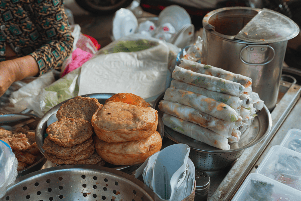 The bustling crowd at Con Market, enjoying a variety of enticing local dishes (Source: Canva)